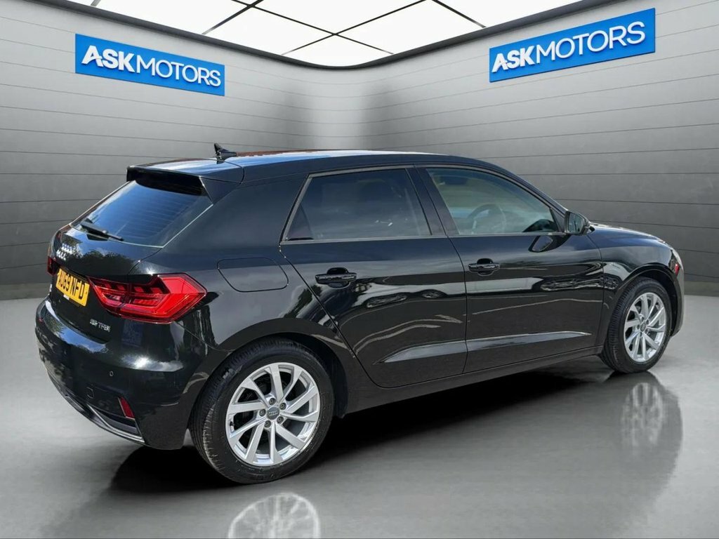 Audi A1 1L Sport Black #3