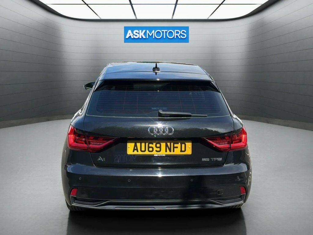 Audi A1 1L Sport Black #4