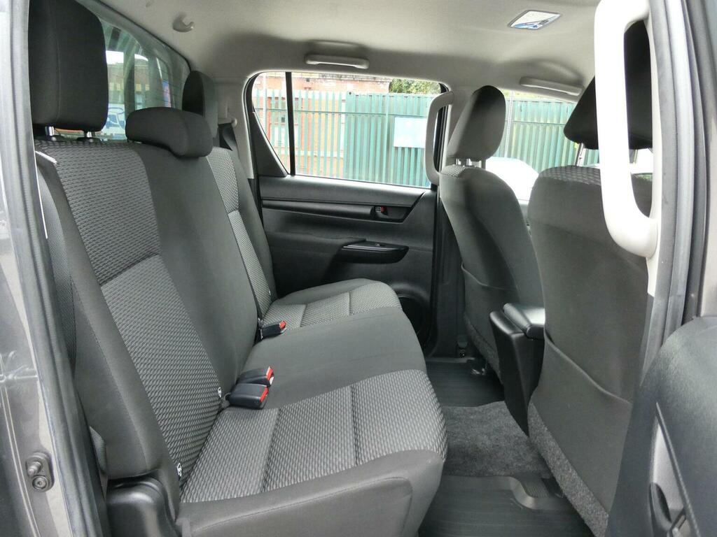 Toyota HILUX D-4d Active Pickup Extra White #35