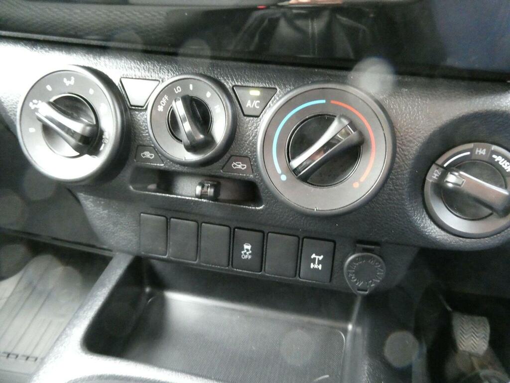 Toyota HILUX D-4d Active Pickup Extra White #11