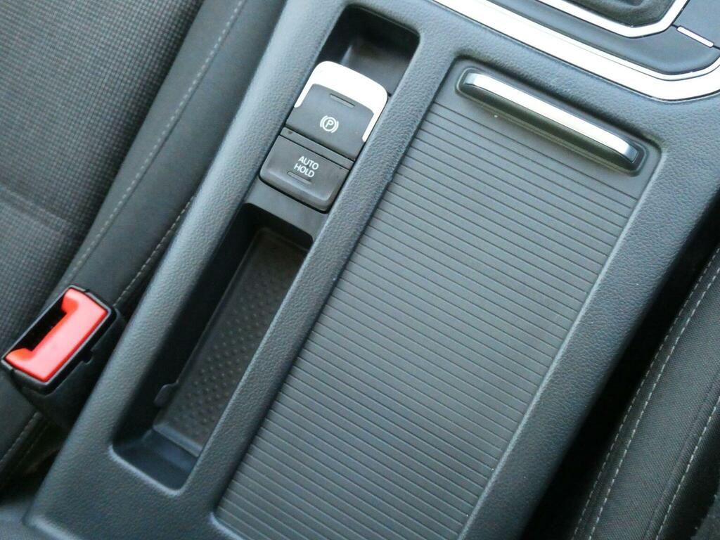 Volkswagen Passat Saloon Grey #38