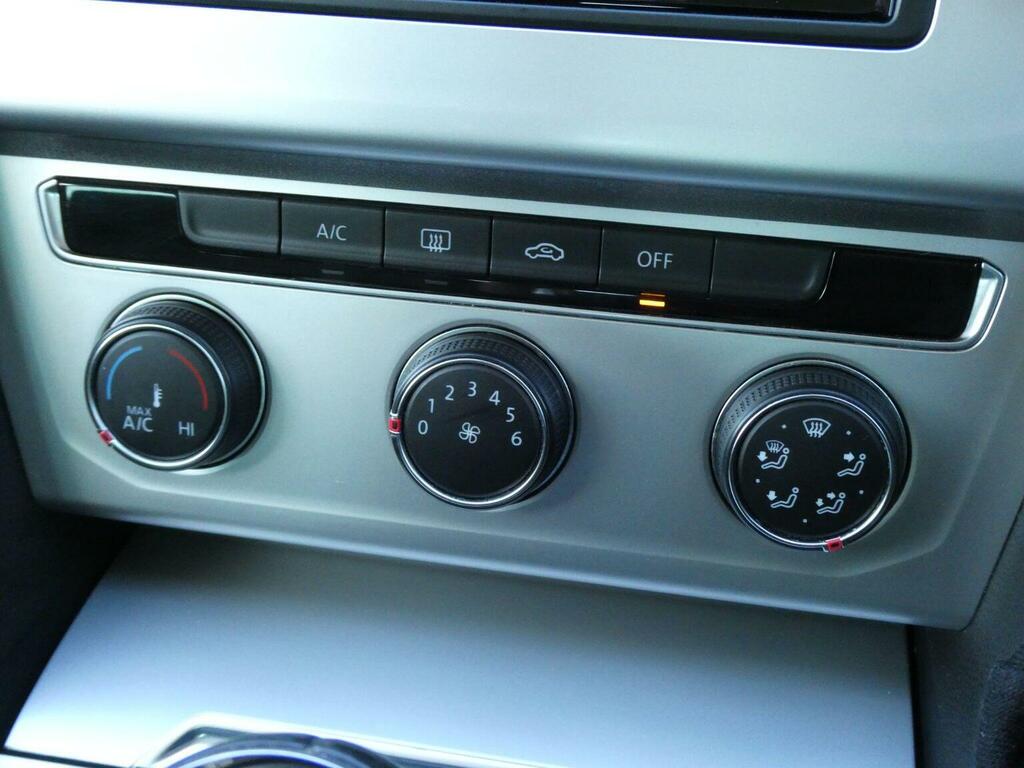 Volkswagen Passat Saloon Grey #19