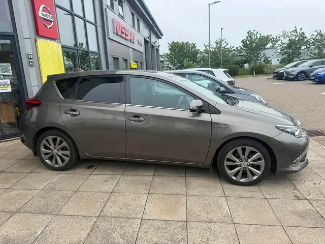 Toyota Auris Hybrid Excel Brown