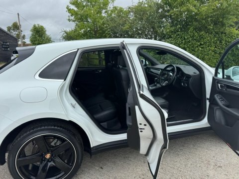 Porsche Macan 5dr Pdk Black #9