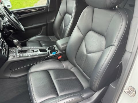 Porsche Macan 5dr Pdk Black #10