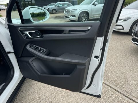 Porsche Macan 5dr Pdk Black #42