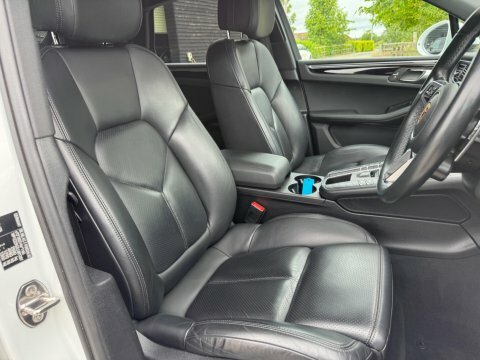 Porsche Macan 5dr Pdk Black #38