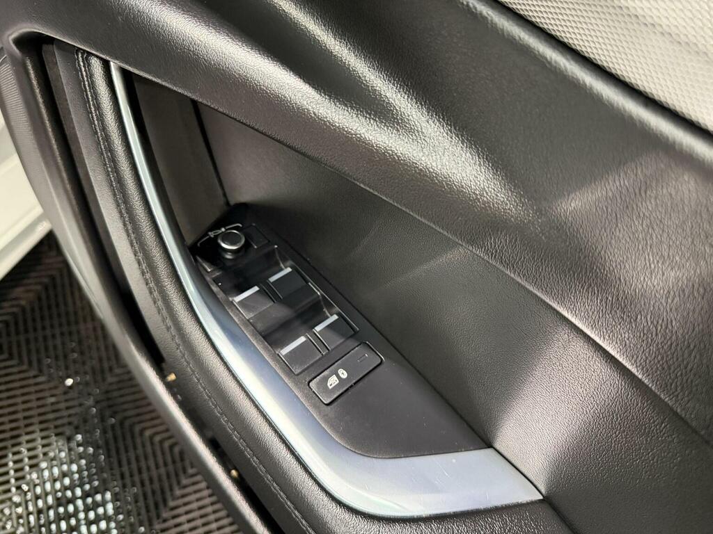 Jaguar XE 2021 2.0 D200 Mhev R-dynamic Se Saloon White #39