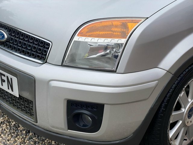 Ford Fusion Zetec Silver #38