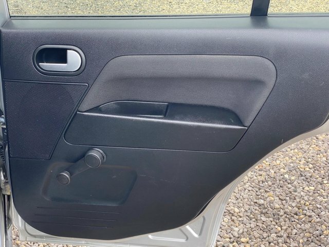 Ford Fusion Zetec Silver #29