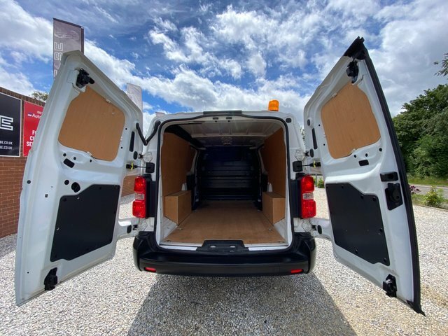 Vauxhall Vivaro Turbo D 3100 Dynamic FH22LMU White #4