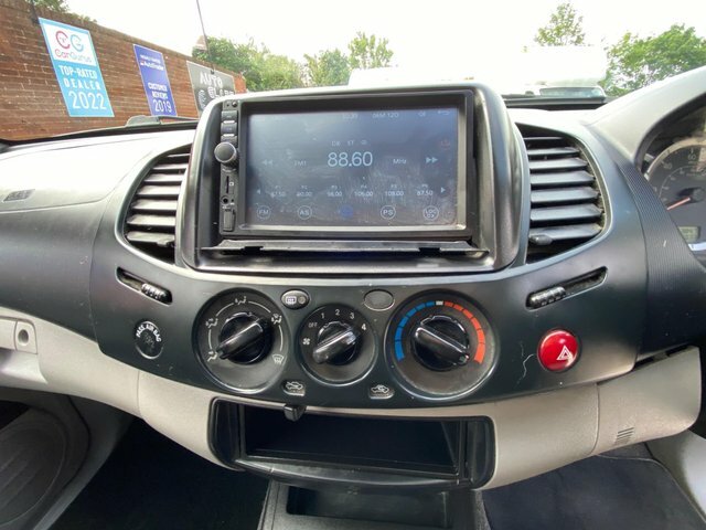 Mitsubishi L200 Pickup White #9