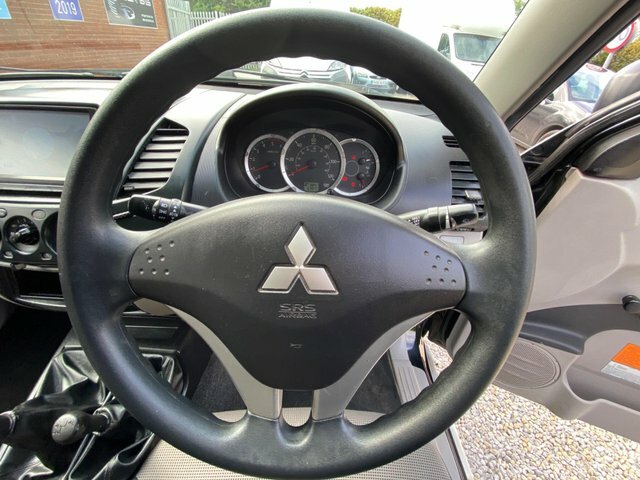 Mitsubishi L200 Pickup White #24