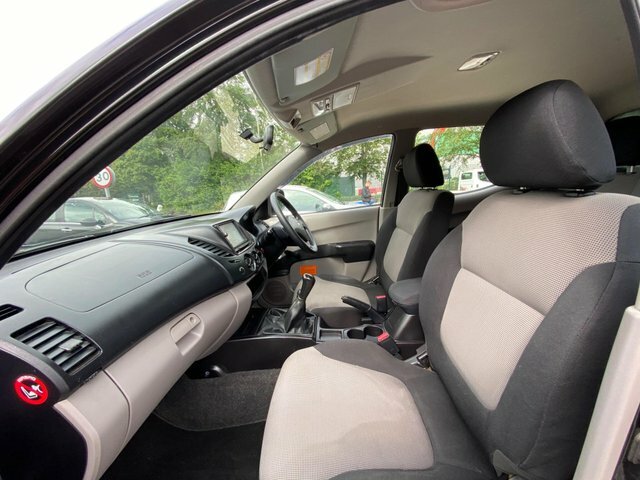 Mitsubishi L200 Pickup White #18