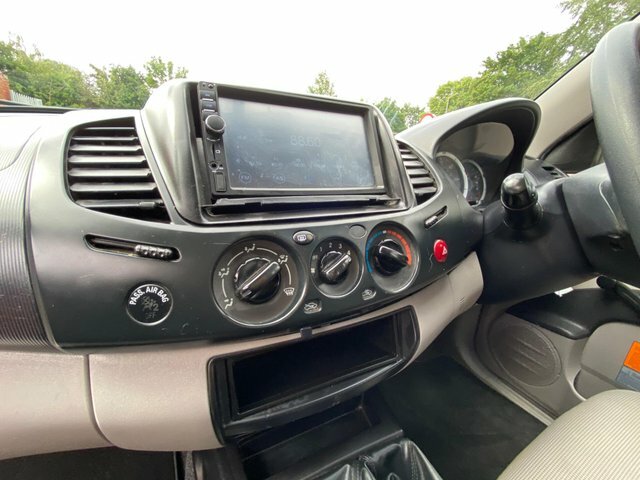 Mitsubishi L200 Pickup White #27