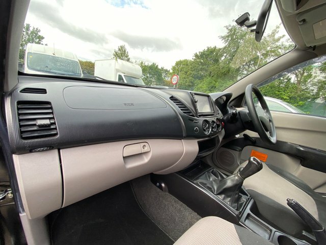 Mitsubishi L200 Pickup White #14