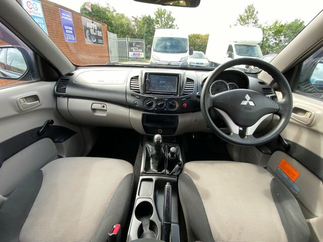 Mitsubishi L200 Pickup White #10