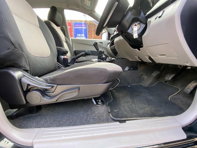 Mitsubishi L200 Pickup White #32