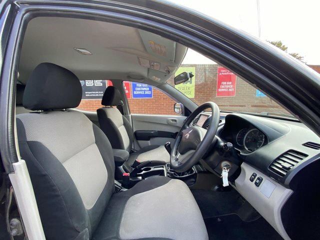 Mitsubishi L200 Pickup White #16