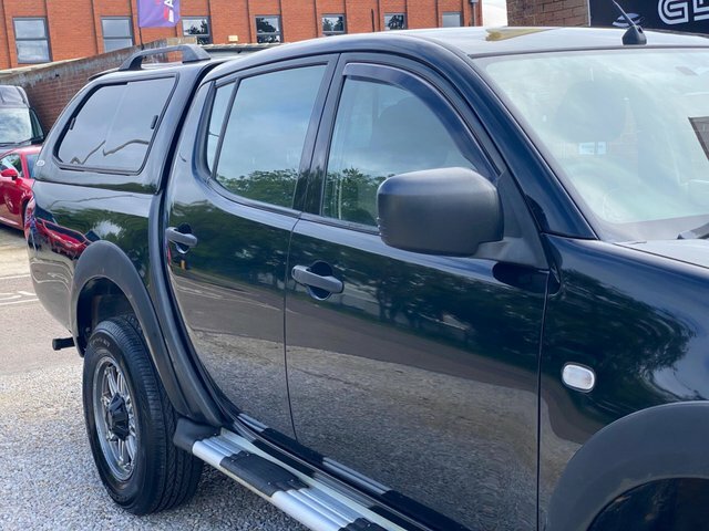 Mitsubishi L200 Pickup White #37
