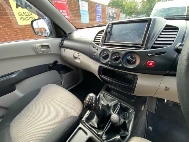 Mitsubishi L200 Pickup White #25