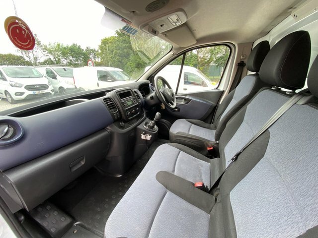 Vauxhall Vivaro 9 Seat Minibus White #14
