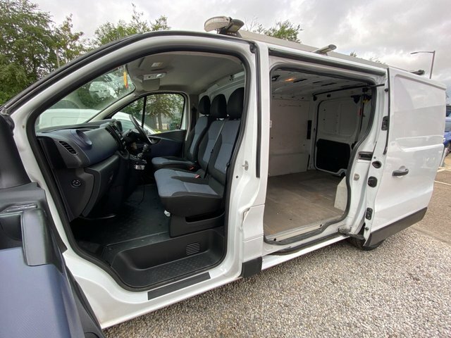 Vauxhall Vivaro 9 Seat Minibus White #24
