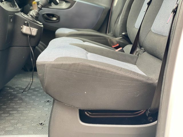 Vauxhall Vivaro 9 Seat Minibus White #31
