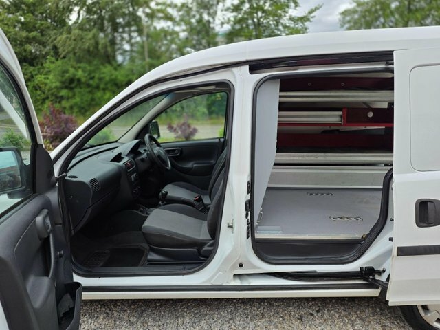 Vauxhall Combo 1700 16V Panel Van Red #7