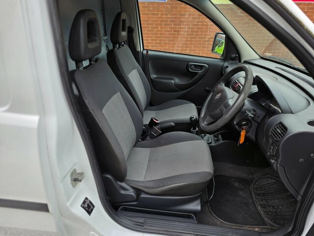 Vauxhall Combo 1700 16V Panel Van Red #12