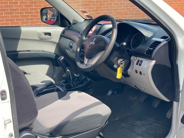 Mitsubishi L200 Di-d 4Life Club Cab White #6