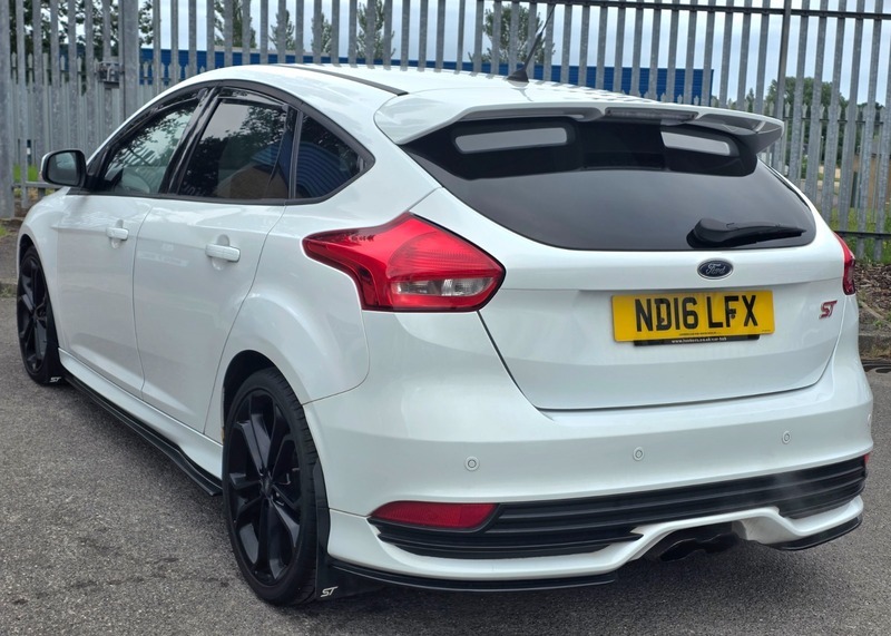 Ford Focus 2.0T Ecoboost St-3 Hatchback ND16LFX White #6