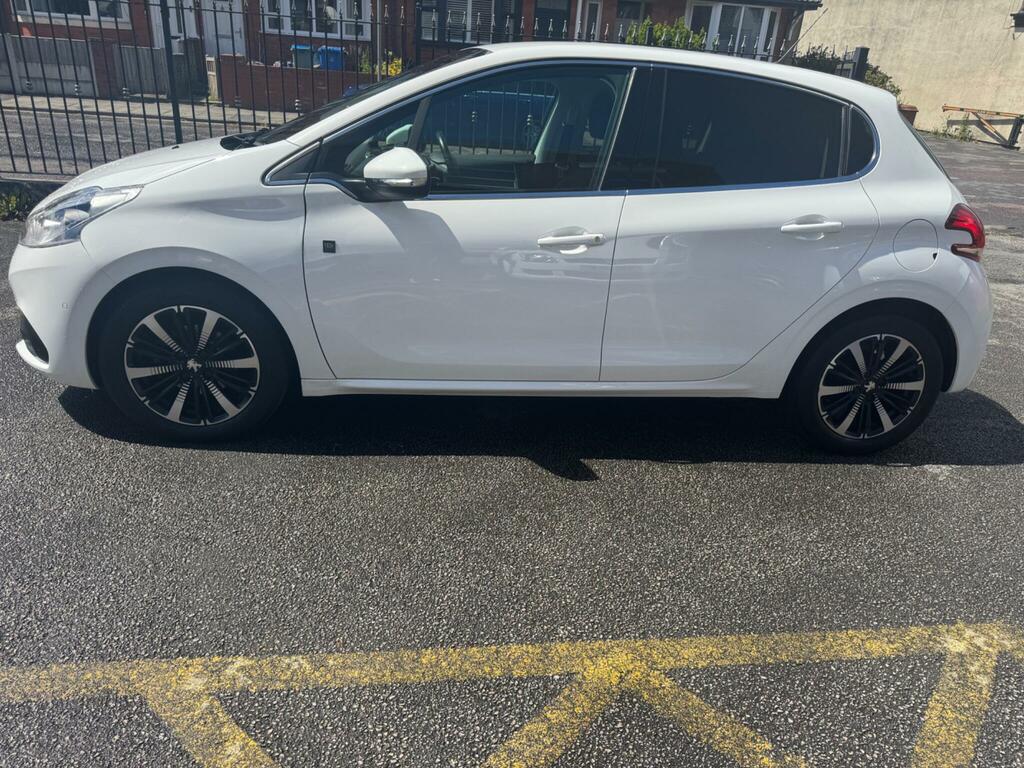 Peugeot 208 Tech Edition White #2