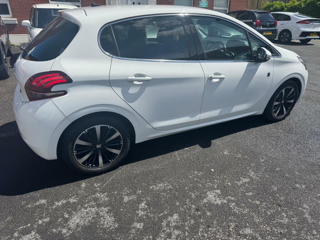 Peugeot 208 Tech Edition White #5