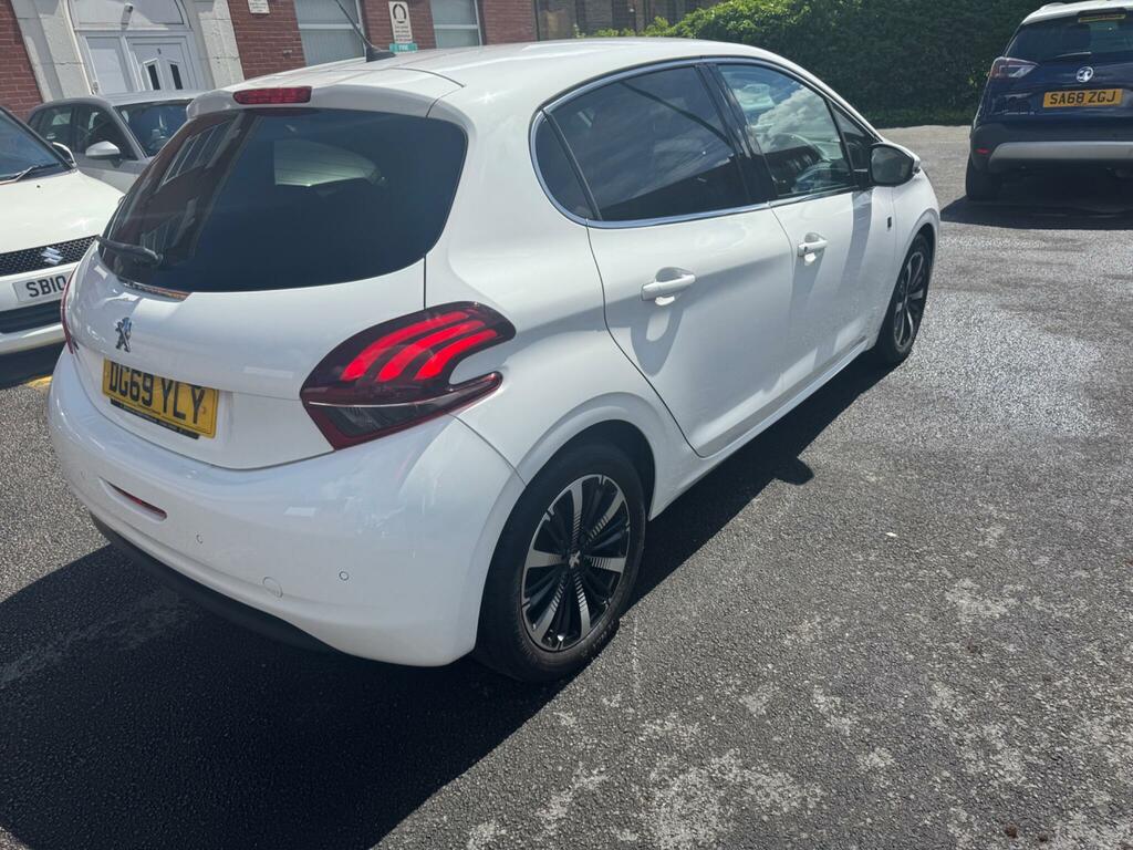 Peugeot 208 Tech Edition White #6