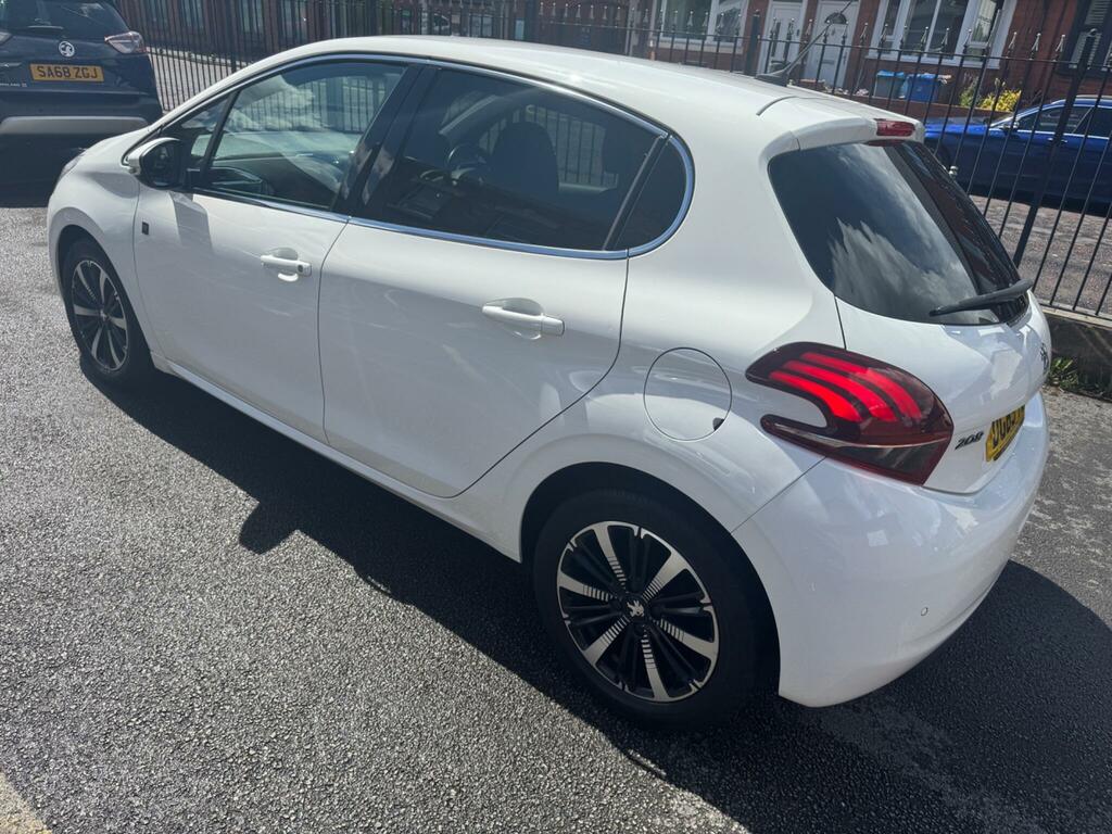 Peugeot 208 Tech Edition White #3