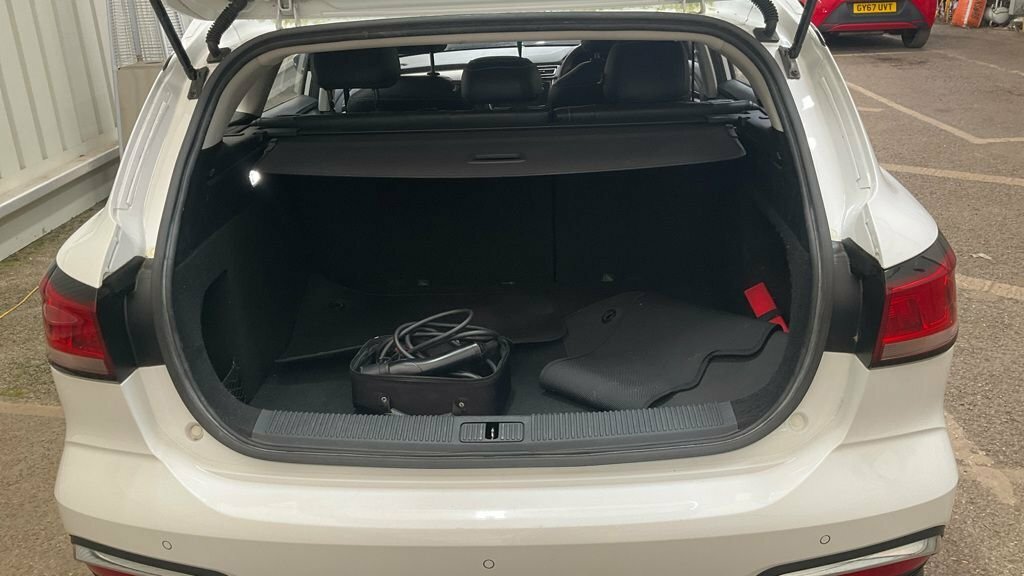 MG MG5 Estate White #3