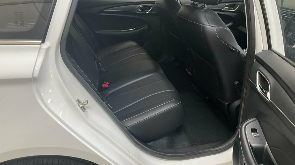 MG MG5 Estate White #4