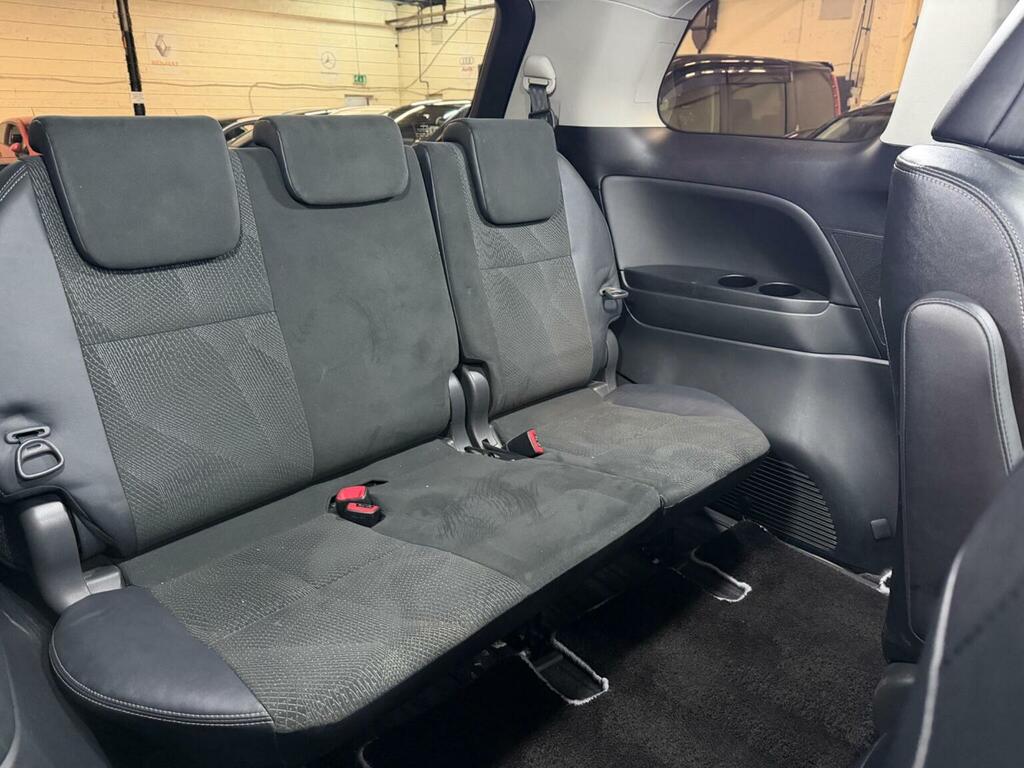 Toyota Estima #32
