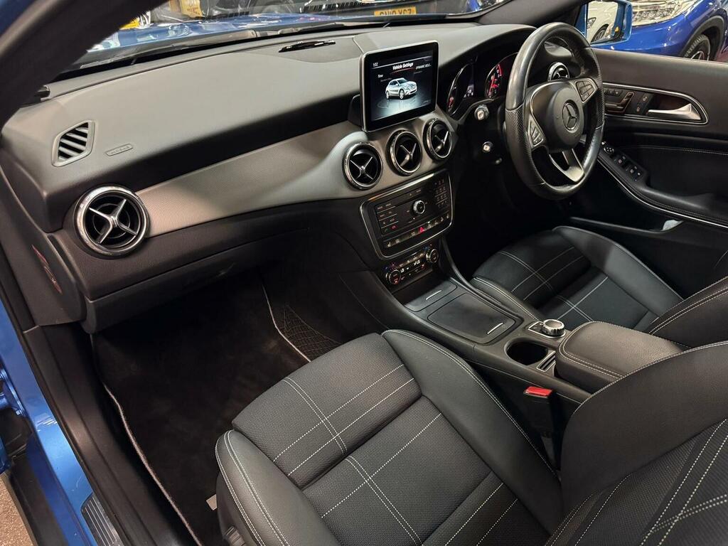 Mercedes-Benz GLA Class 2.1 Gla200 Cdi Amg Line Premium Plus 136 Bhp White #70