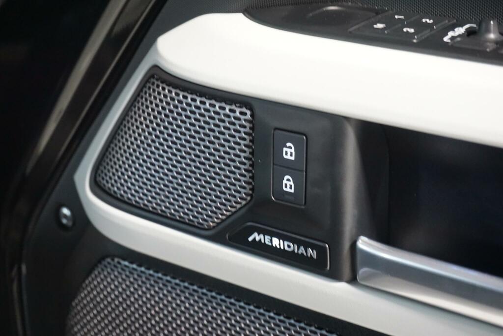 Land Rover Defender 110 X-dynamic Hse Black #19