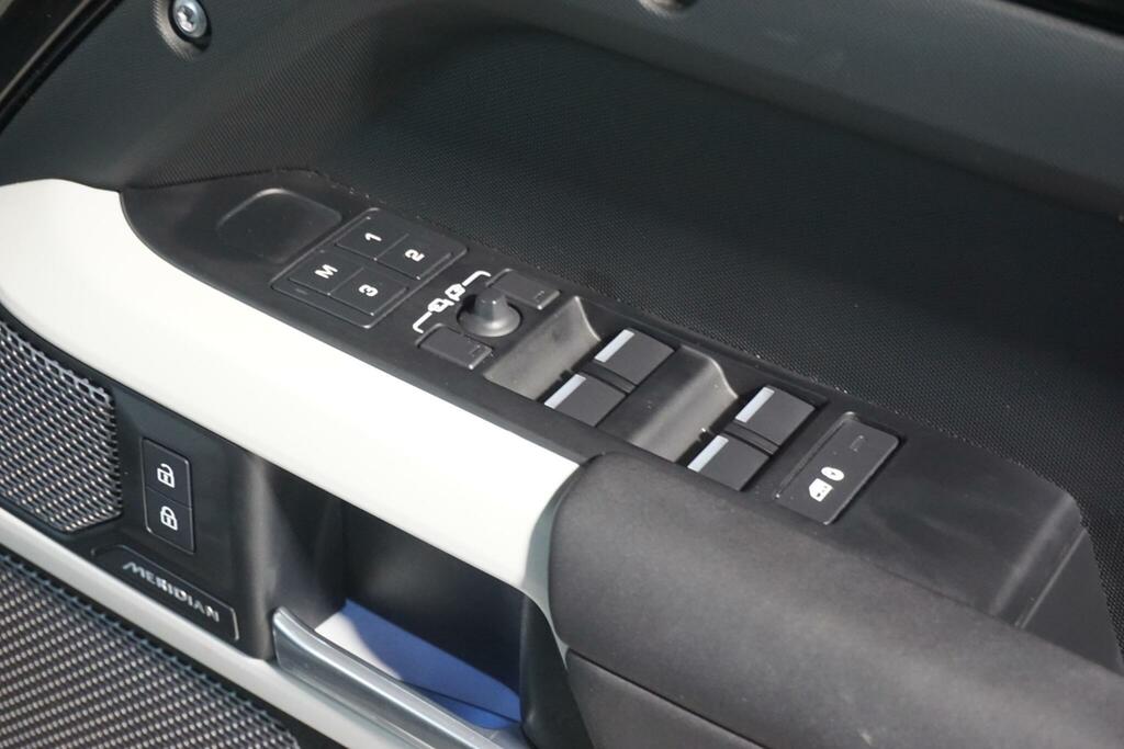 Land Rover Defender 110 X-dynamic Hse Black #63