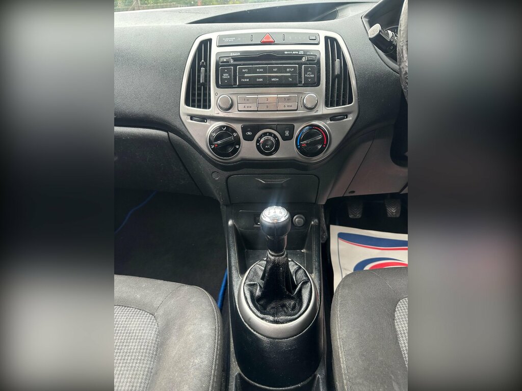 Hyundai I20 Hatchback White #32