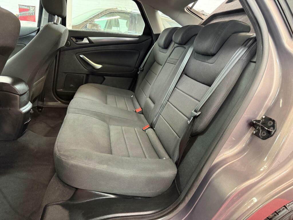 Ford Mondeo Hatchback 2.0 White #13
