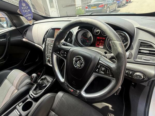 Vauxhall Astra GTC Gtc 1.7 Limited Edition Cdti Ss 108 Bhp White #11