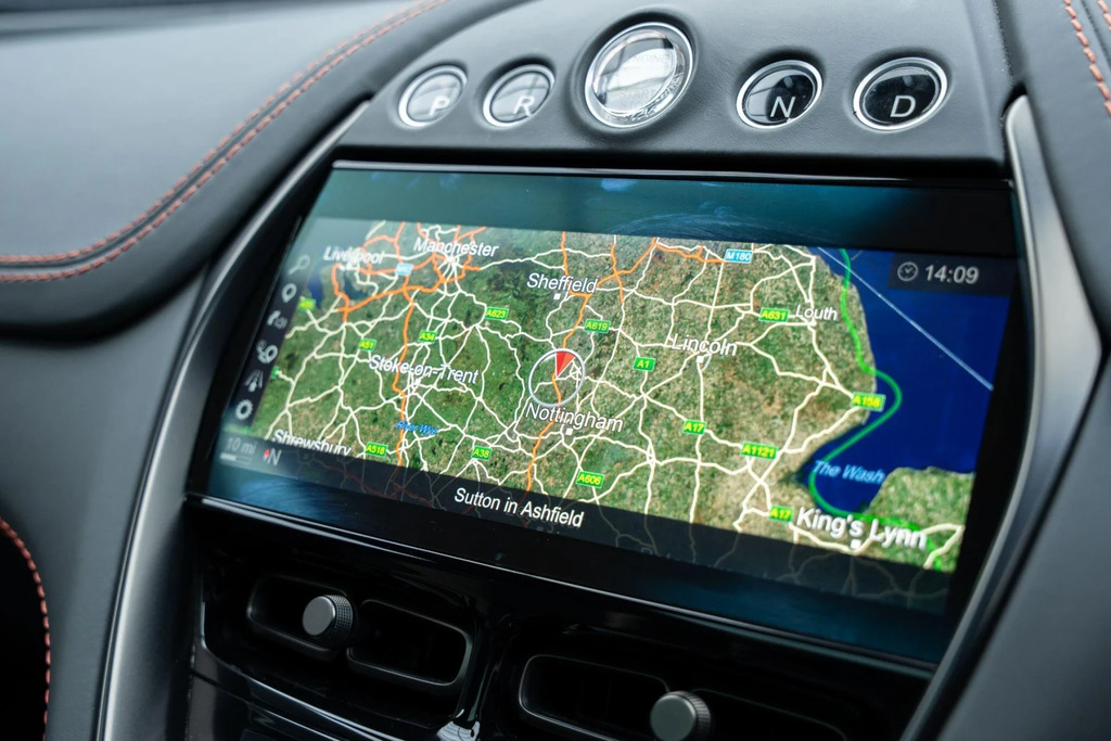 Aston Martin DBX 4.0L V8 707 Silver #10