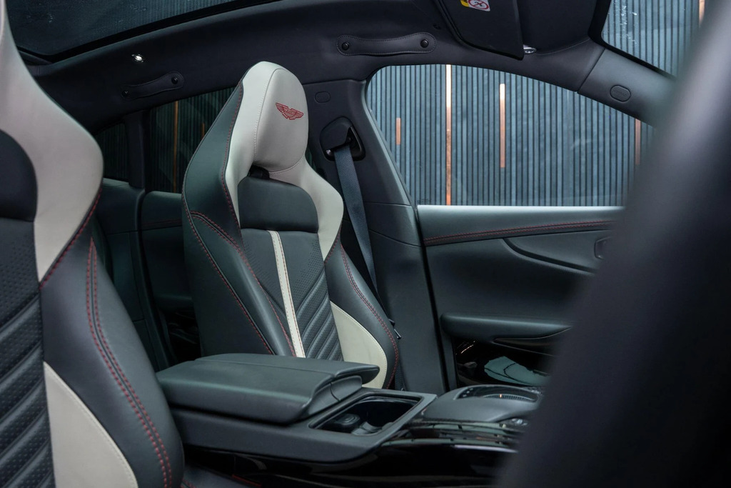 Aston Martin DBX 4.0L V8 707 Silver #32