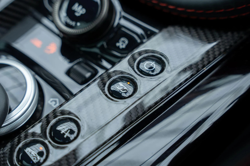 Aston Martin DBX 4.0L V8 707 Silver #30