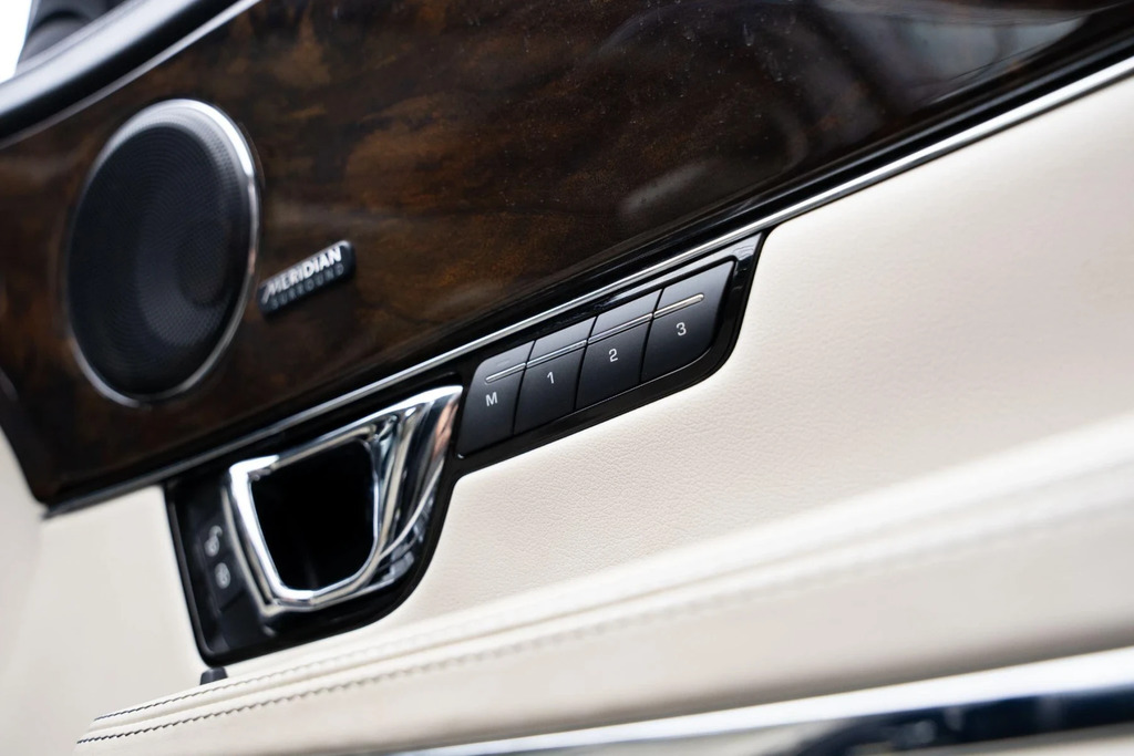 Jaguar XJ 4.2 Executive Saloon Black #18