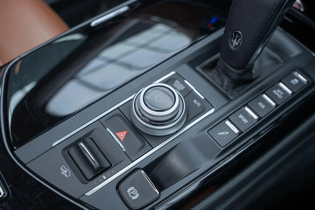 Maserati Levante Modena Black #22